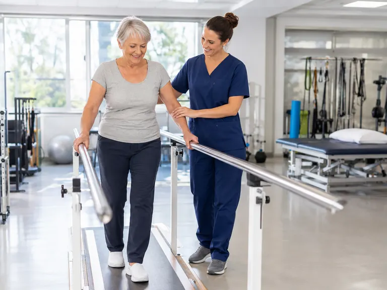 Rehabilitación tras prótesis de cadera con fisioterapeuta en clínica